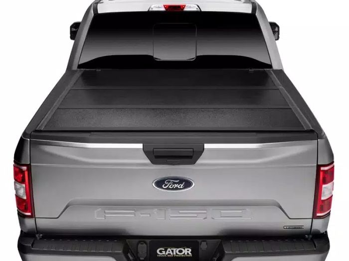 Undercover - Tapa plegable Gator para Silverado / Sierra 1500 19-24 - 5.8'