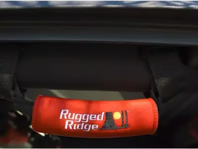 Rugged Ridge - Agarraderas de Neopreno Rugged Ridge para Wrangler JK / JL / Gladiator Rojas (Par) - Image 2